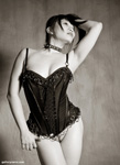 Gallery Carré - Aziatisch fetish model Yumi poseert in corset
