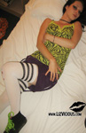 Liz Vicious - Liz Vicious toont haar kutje op bed